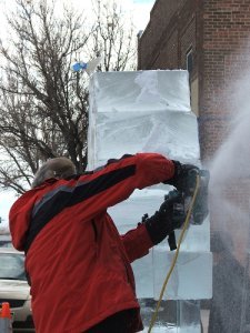 Ice-carving-
with-saw